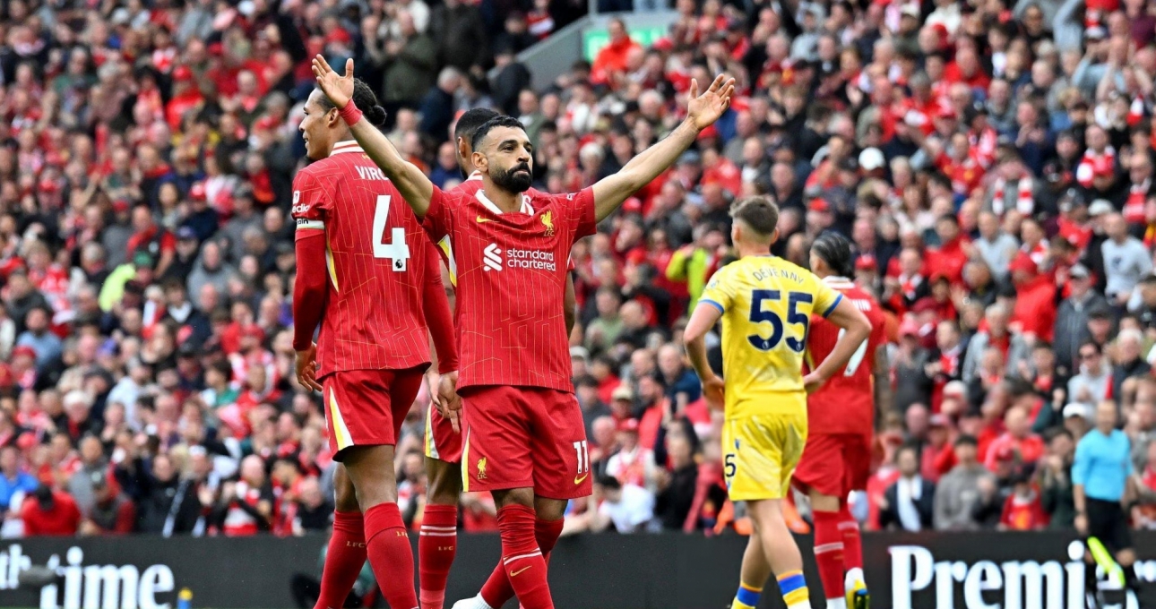 Salah tỏa sáng, Liverpool thoát thua trong ngày nâng cúp