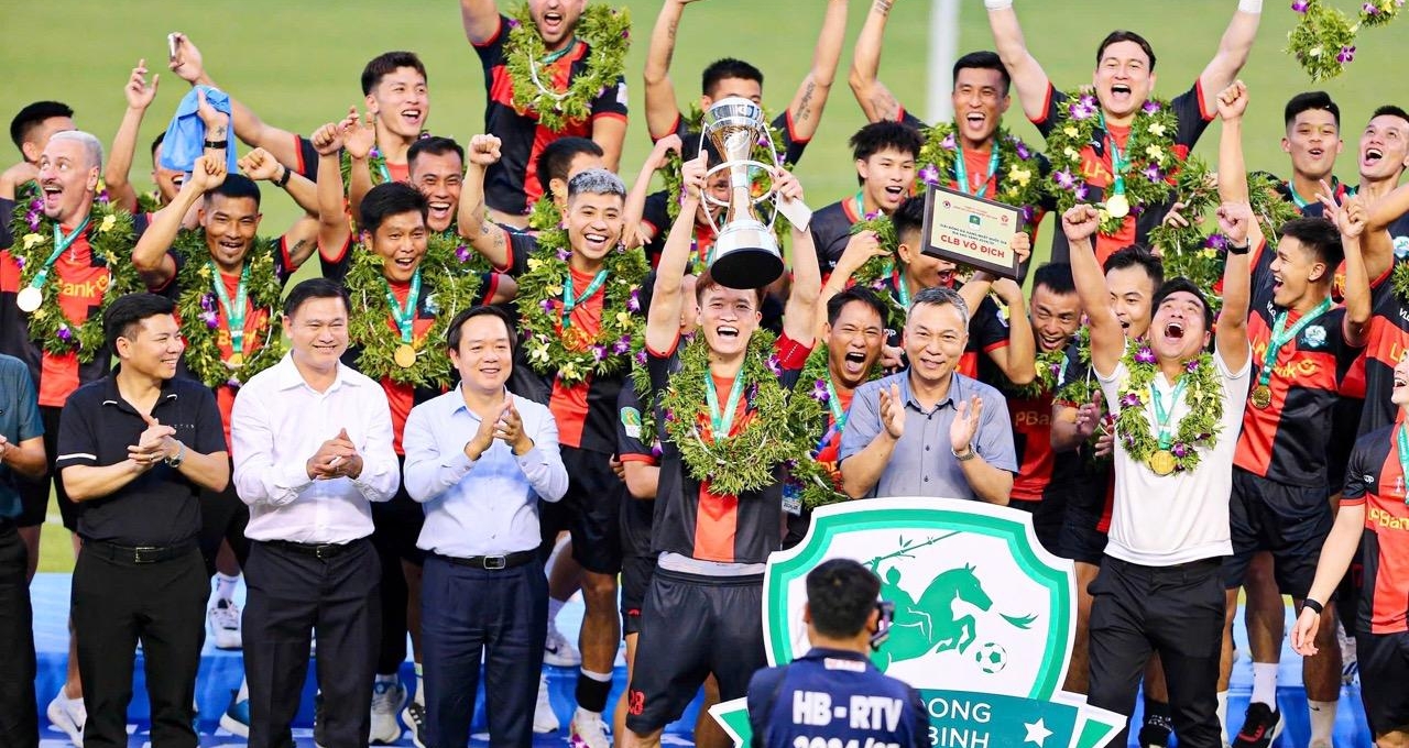 Chủ tịch VFF chúc mừng đội Hoàng Đức thăng hạng V-League