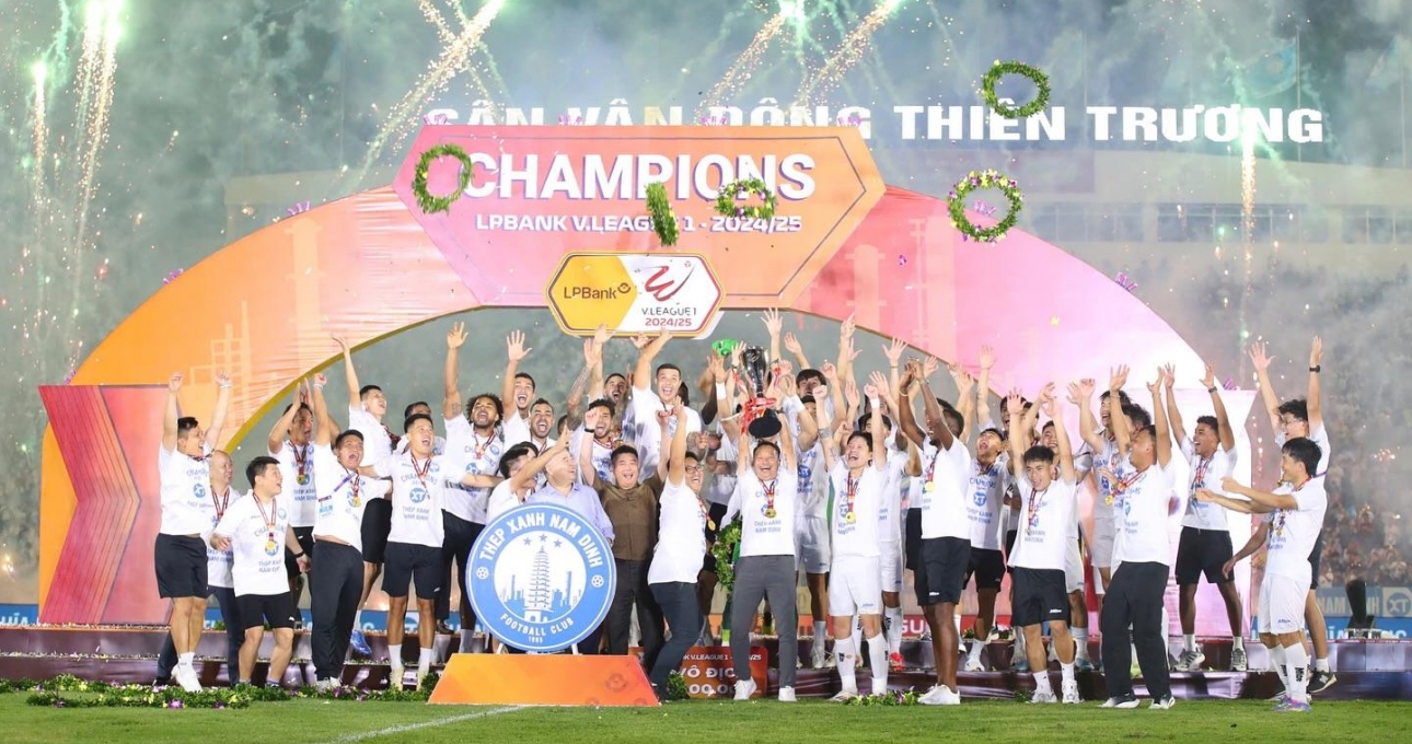 Chủ tịch VFF chúc mừng CLB Nam Định vô địch V-League