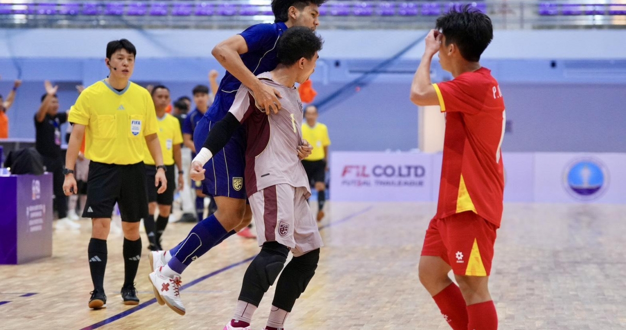 Trọng tài lại gây tranh cãi, khiến Việt Nam gặp bất lợi ở giải AFF