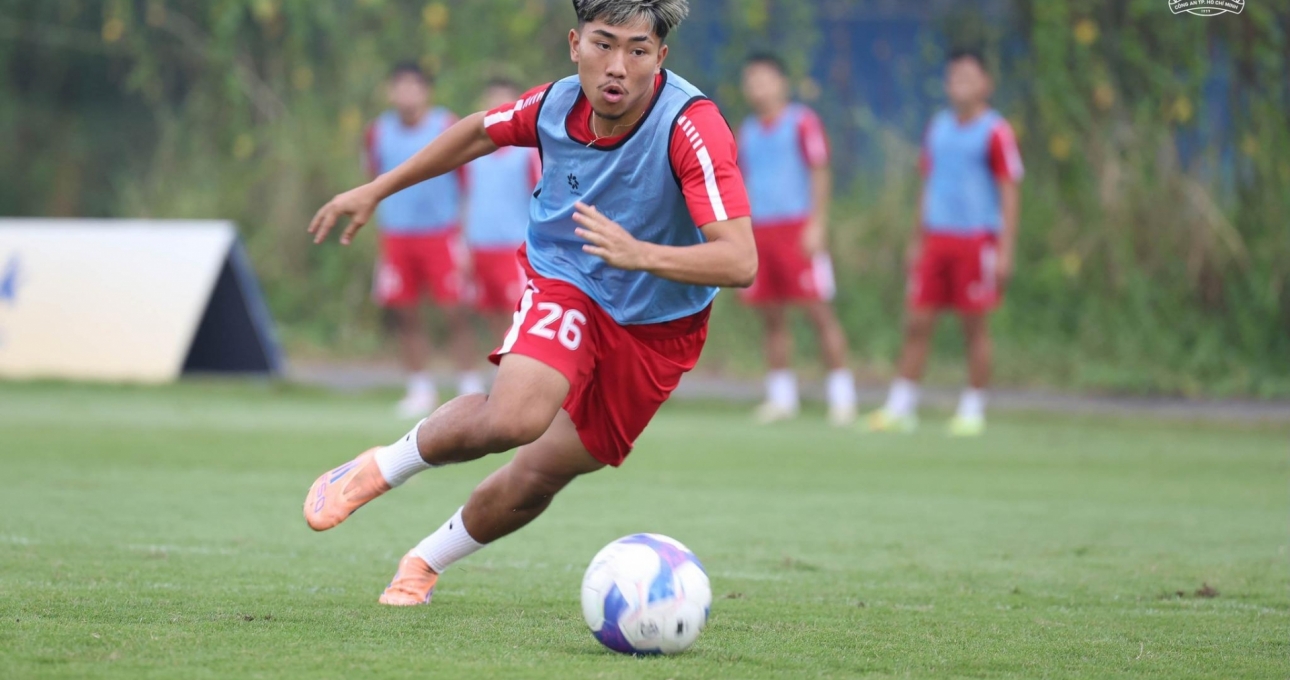 Việt kiều cực hiếm gây sốt trong buổi tập đầu tiên ở Việt Nam