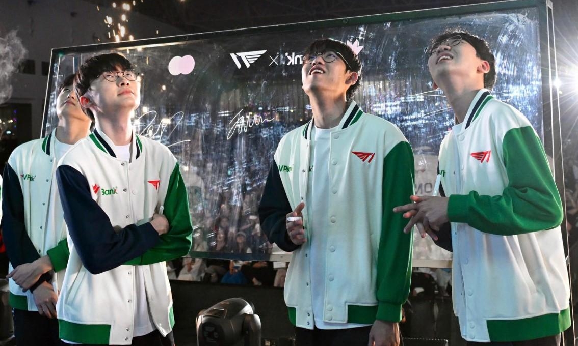 Về tới Hàn Quốc, siêu sao T1 vẫn vương vấn ẩm thực Việt Nam