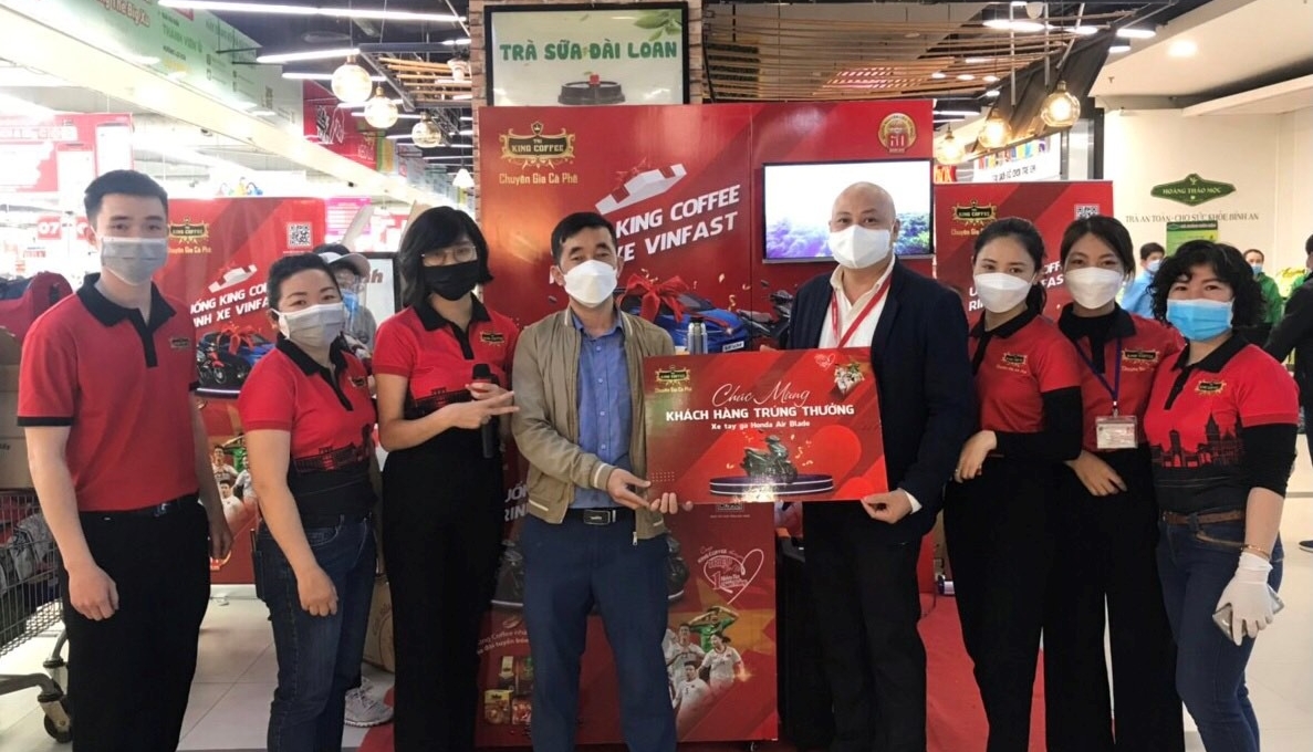 TNI King Coffee trao chiếc xe máy thứ tư trong chương trình “Triệu chữ ký- Một niềm tin chiến thắng”