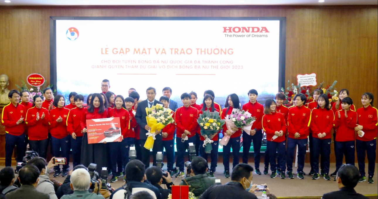 Honda Việt Nam tặng 2 xe ô tô HR-V và 23 xe SH Mode cho Liên Đoàn, HLV trưởng và Đội tuyển bóng đá nữ quốc gia Việt Nam