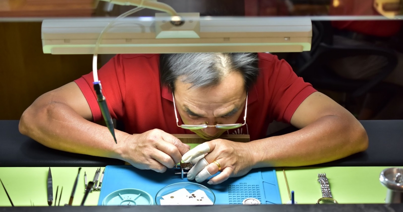 Thợ sửa đồng hồ hiếm hoi tại Việt Nam được Omega chứng nhận