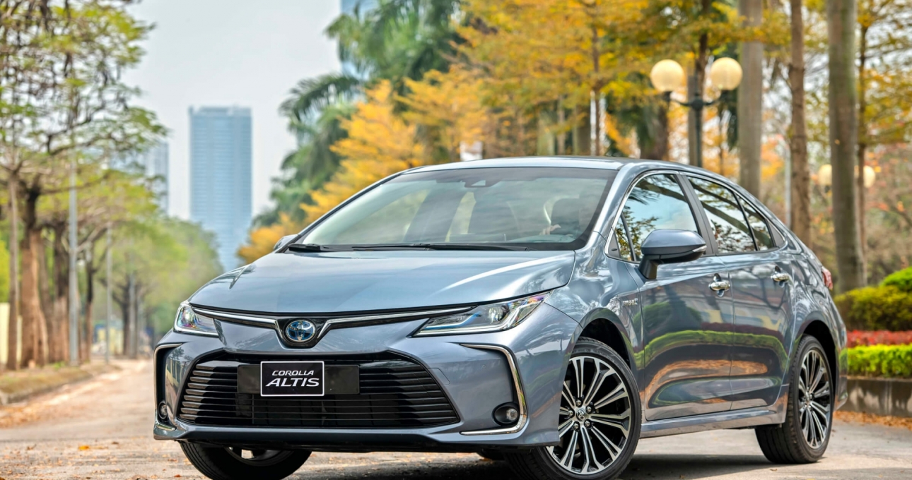Toyota Corolla Altis: Giá lăn bánh 2023, TSKT & đánh giá xe