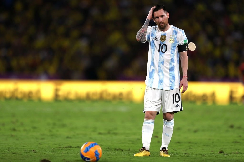 Argentina bị Ecuador cầm chân trong trận đấu gây tranh cãi