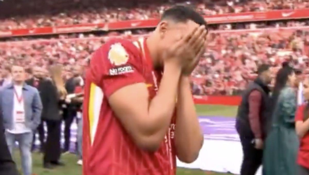 Alexander-Arnold bật khóc khi nâng cúp Premier League