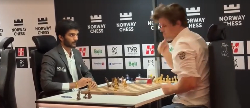 Vua cờ Magnus Carlsen cay cú đập bàn khi thua thần đồng Ấn Độ