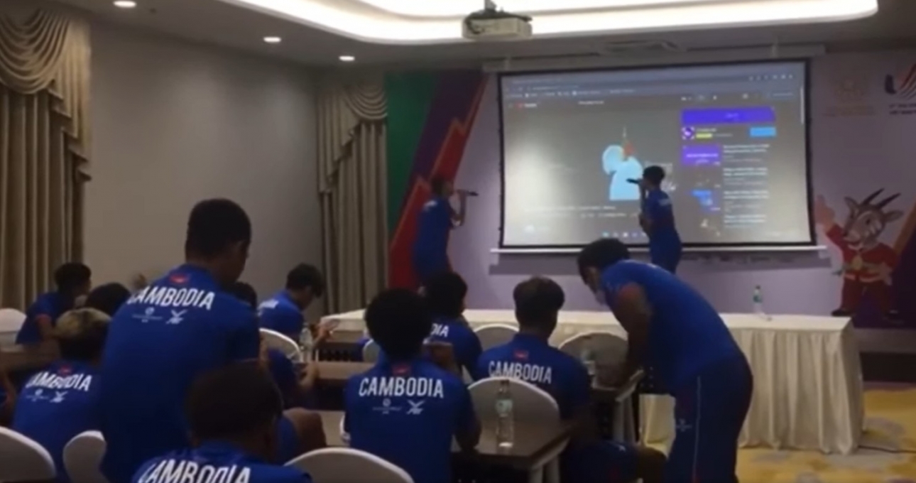 VIDEO: Cầu thủ U23 Campuchia hát tiếng Việt cực ngọt bài hát 'Đừng quên tên anh'