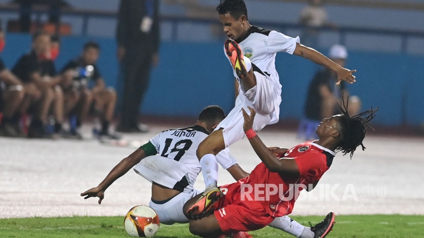 VIDEO: Ronaldo Indonesia 1 chiêu đốn ngã 2 cầu thủ U23 Timor Leste