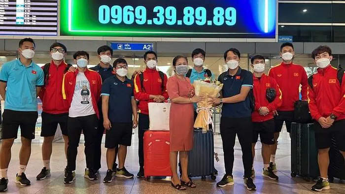 10 cầu thủ U23 Việt Nam được NHM chào đón nồng nhiệt khi trở về TP HCM