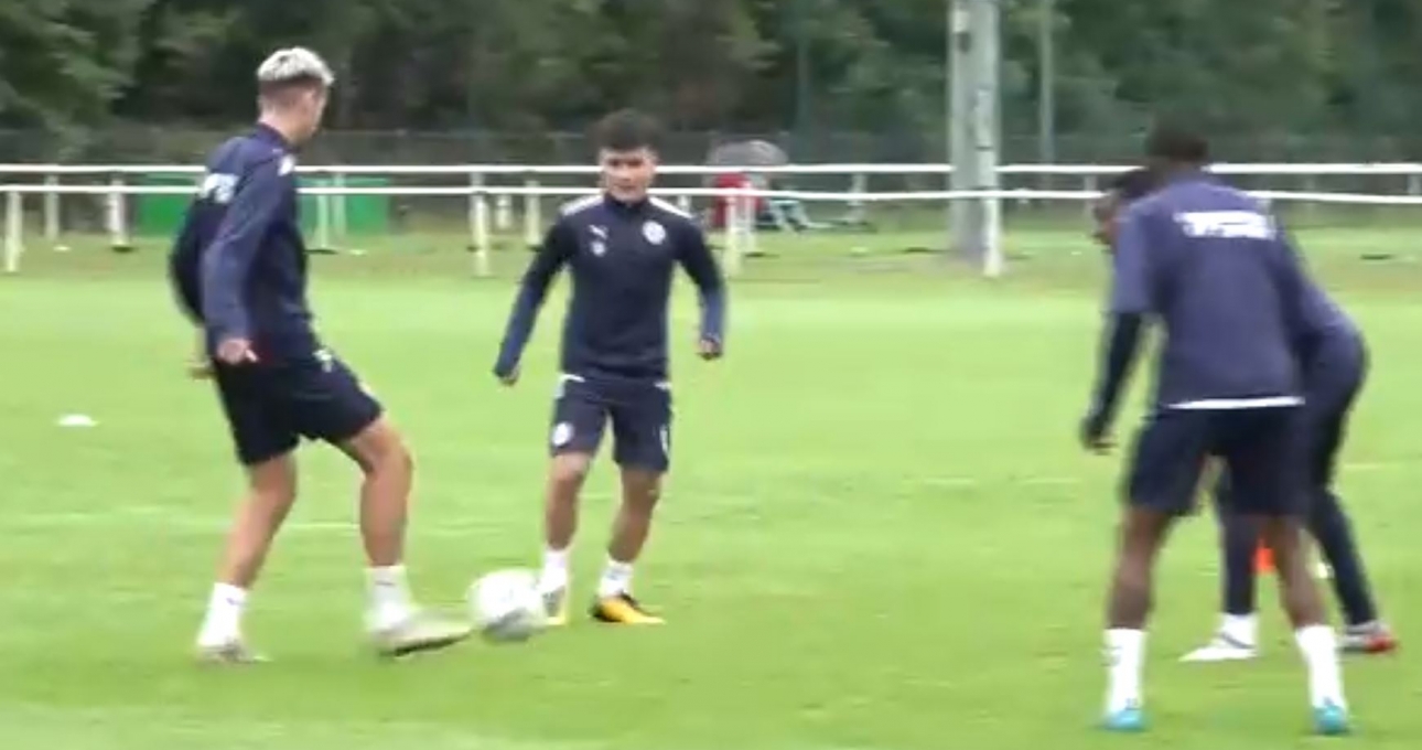 VIDEO: Quang Hải đá ma, tâng bóng điệu nghệ trong buổi tập cùng Pau FC