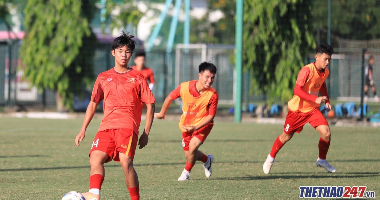 VIDEO: U20 Việt Nam chia đôi đá đối kháng, luyện 'Tiki Taka' hẹn đấu Thái Lan