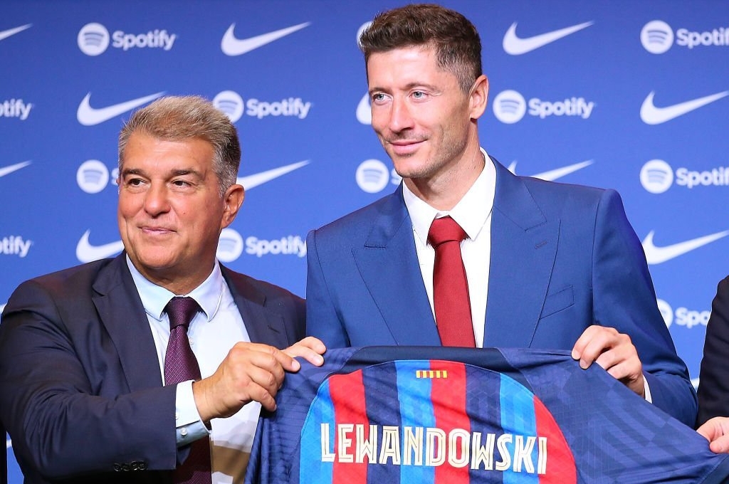 Barcelona ưu ái trao 'số áo chủ tịch' cho Lewandowski