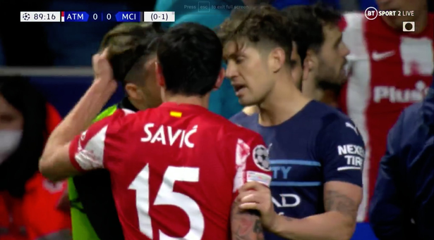 VIDEO: Grealish choảng nhau với Savic, Vrsaljko phun mưa vào đối thủ
