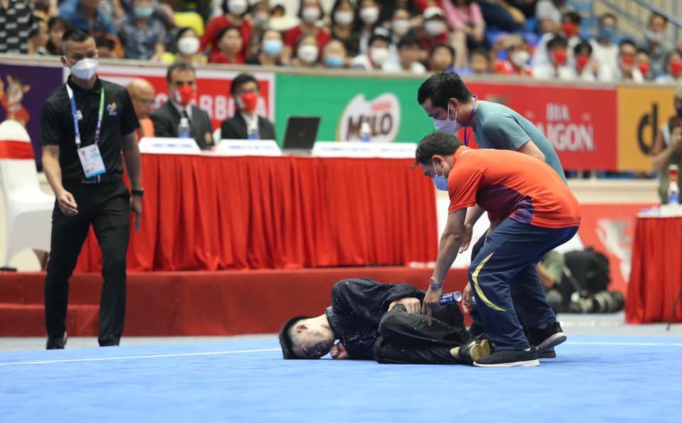 VIDEO: Niềm hy vọng vàng của Wushu Việt Nam bất ngờ đổ gục trên sàn đấu