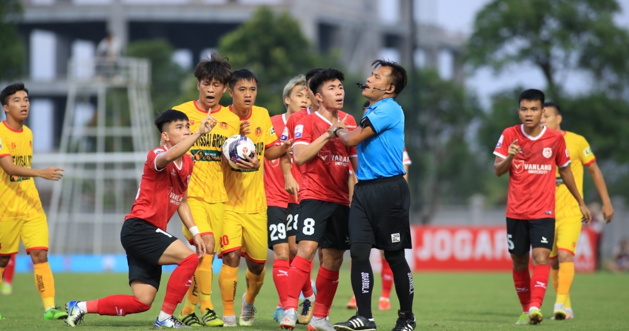 Sao U23 Việt Nam lãnh án phạt nặng sau pha phạm lỗi thô bạo với đối thủ
