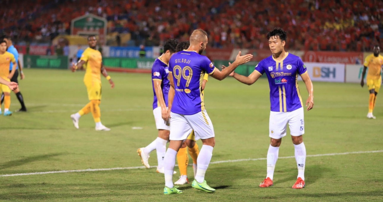 Tuyển thủ U23 Việt Nam tỏa sáng, Hà Nội nhọc nhằn đánh bại đội đầu bảng