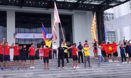 VIDEO: HLV Lào đi tông Lào, trực tiếp cảm ơn tình yêu của CĐV Nam Định