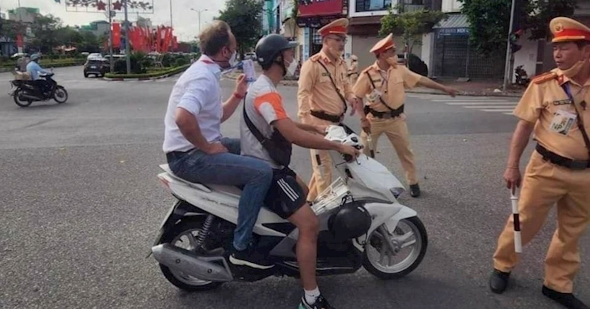 HLV Polking kể chuyện bị cảnh sát giao thông Việt Nam dừng xe