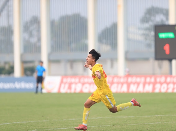 Đàn em Quang Hải ghi bàn 'không tưởng' từ 60m để vô địch U19 Quốc gia