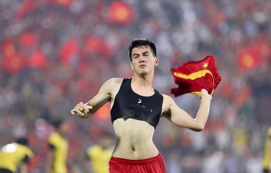 Vì sao Tiến Linh mặc 'áo ngực' khi đưa U23 Việt Nam vào chung kết