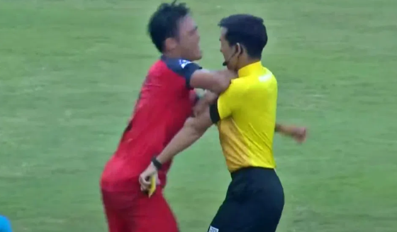 NÓNG: Án phạt cực nặng cho cầu thủ Việt Nam đấm trọng tài