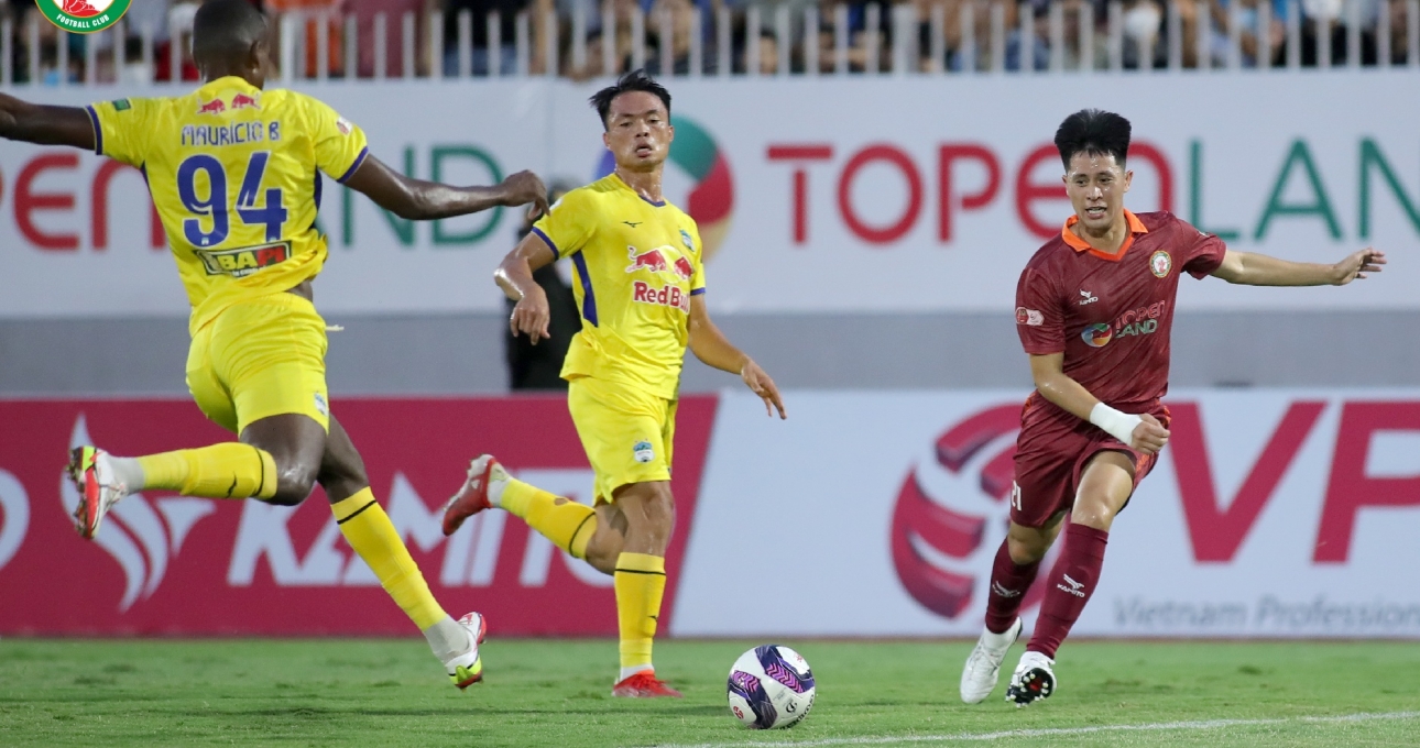 HAGL hòa nhọc 'PSG Việt Nam' dù được chơi hơn người