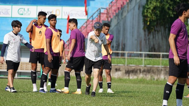 Đại diện BTC SEA Games nói gì sau khi bị U23 Indonesia tố sân kém chất lượng?