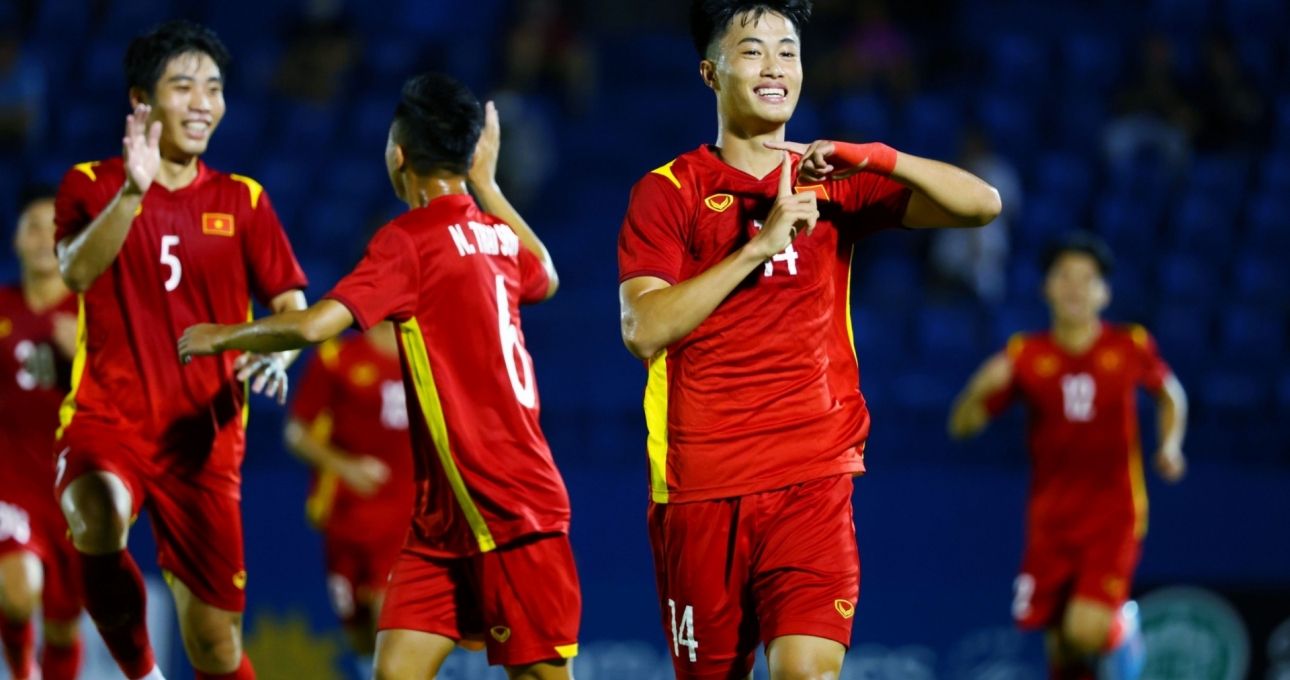 CĐV ĐNÁ đưa U19 Việt Nam 'lên mây xanh' sau chức vô địch U19 Quốc tế