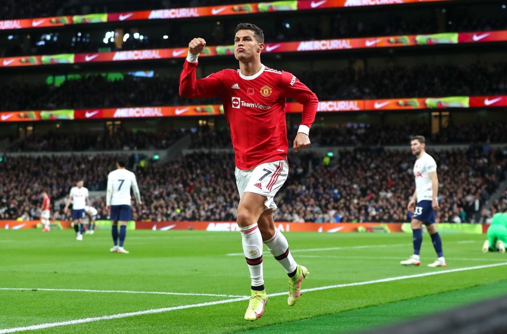 Ronaldo rực sáng, Man Utd thắng thuyết phục Tottenham trên sân khách