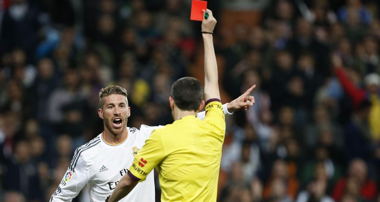 Top 10 cầu thủ nhận nhiều thẻ đỏ nhất lịch sử: Đồ tể Ramos, bất ngờ với người dẫn đầu