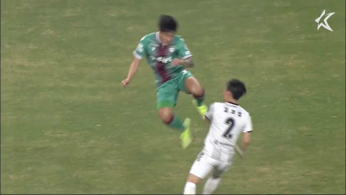 VIDEO: Cầu thủ Hàn Quốc tung kungfu vào mặt đối thủ như phim hành động
