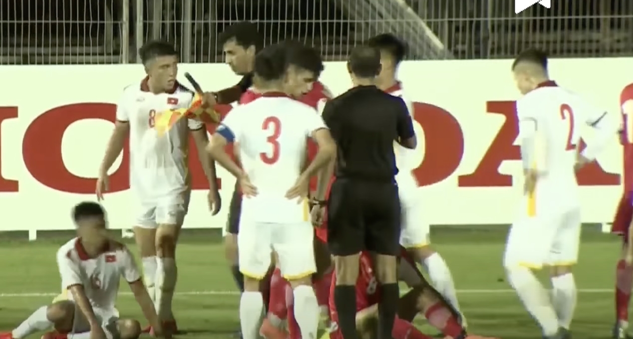 VIDEO: Gây hấn với U22 Việt Nam, cầu thủ Tajikistan nhận cái kết đắng