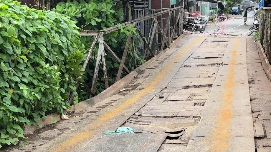 Cần Thơ: Xe ben chở quá tải làm lún cầu, tài xế khai 'không rành đường'