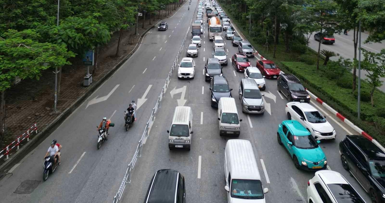 Phân làn ô tô - xe máy trên đường Phạm Văn Đồng, Võ Chí Công: Kỳ vọng giảm tắc, dân than 'kẹt xe gấp đôi'