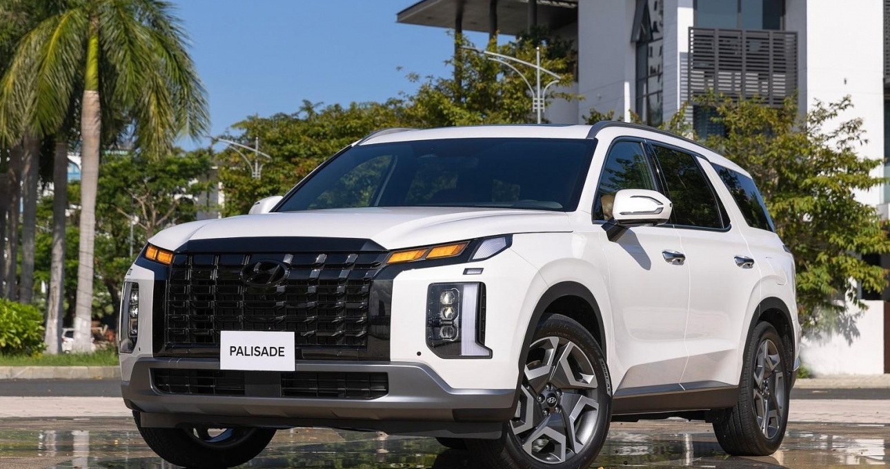 Tháng 12 sôi động: Loạt xe gầm cao tỷ đồng loạt 'xả kho', mức giảm lên đến vài trăm triệu đồng