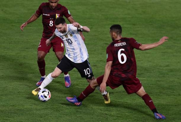Đánh bại đối thủ 'dưới cơ', Argentina nối dài mạch bất bại kỷ lục