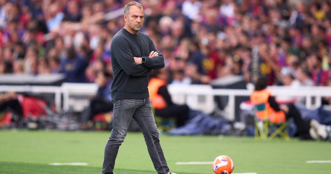 HLV Hansi Flick chỉ thẳng người hùng của Barca trước Real