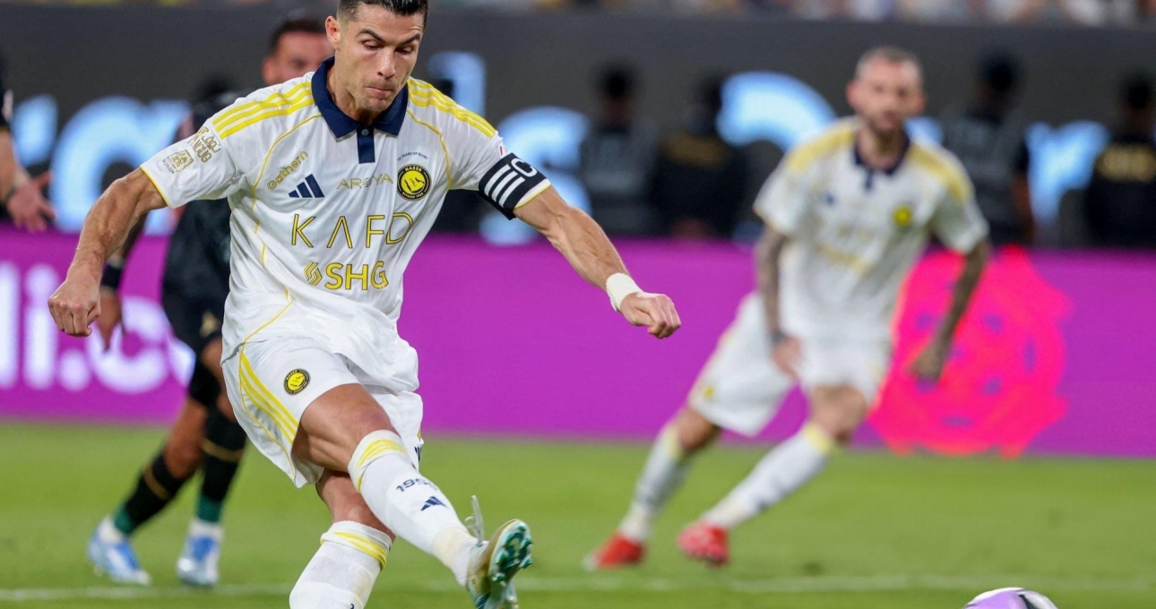 Ronaldo trượt pen rồi ghi bàn, giúp Al Nassr hạ Al Khaleej
