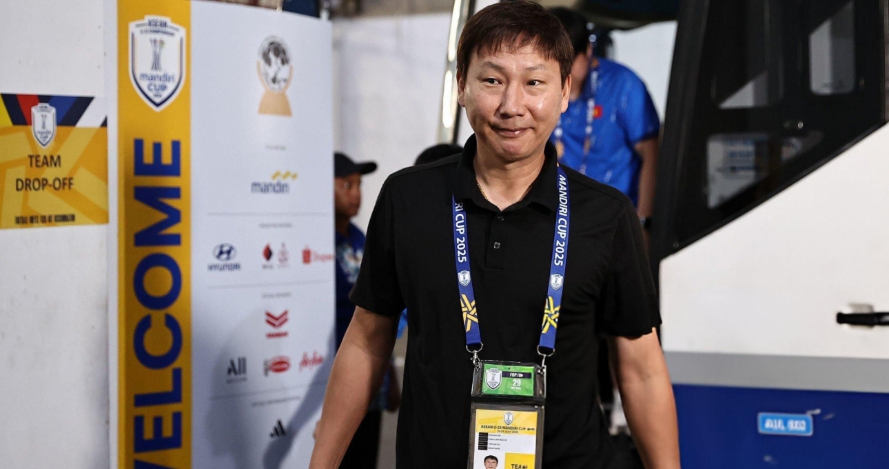 Truyền thông Indonesia tố HLV Kim Sang Sik 'chơi xấu'