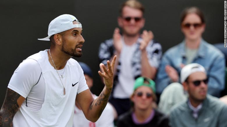 'Trai hư' Nick Kyrgios nhổ nước bọt vào mặt NHM tại Wimbledon