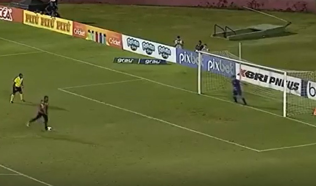 VIDEO: Học Jorginho và Pogba, cầu thủ tự biến mình thành trò hề khi sút penalty