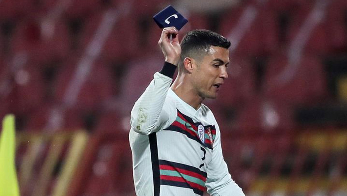 Băng đội trưởng Ronaldo ném đi được định giá gần 2 tỷ đồng