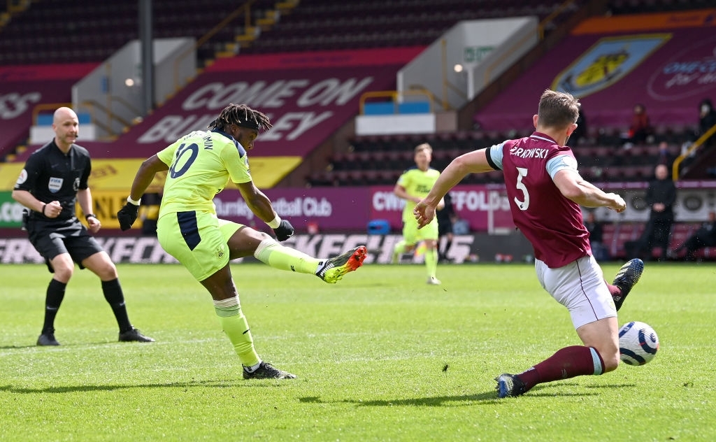 Saint-Maximin tỏa sáng, Burnley gục ngã ngay trên sân nhà