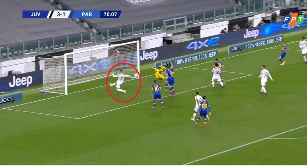 VIDEO: Ronaldo 2 lần bỏ lỡ khó tin ở khoảng cách quen thuộc