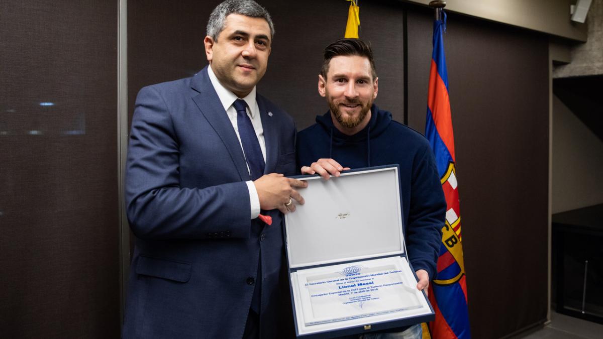 Ký hợp đồng với ‘gã khổng lồ’, Messi nhận mức lương 'trên trời'