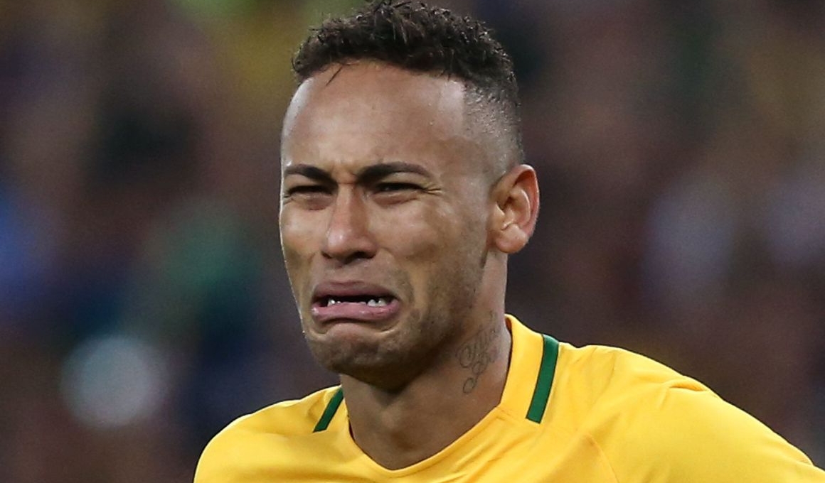 Neymar bị fan 'đốn giò' như Ramos, suýt mất cơ hội đá Copa America