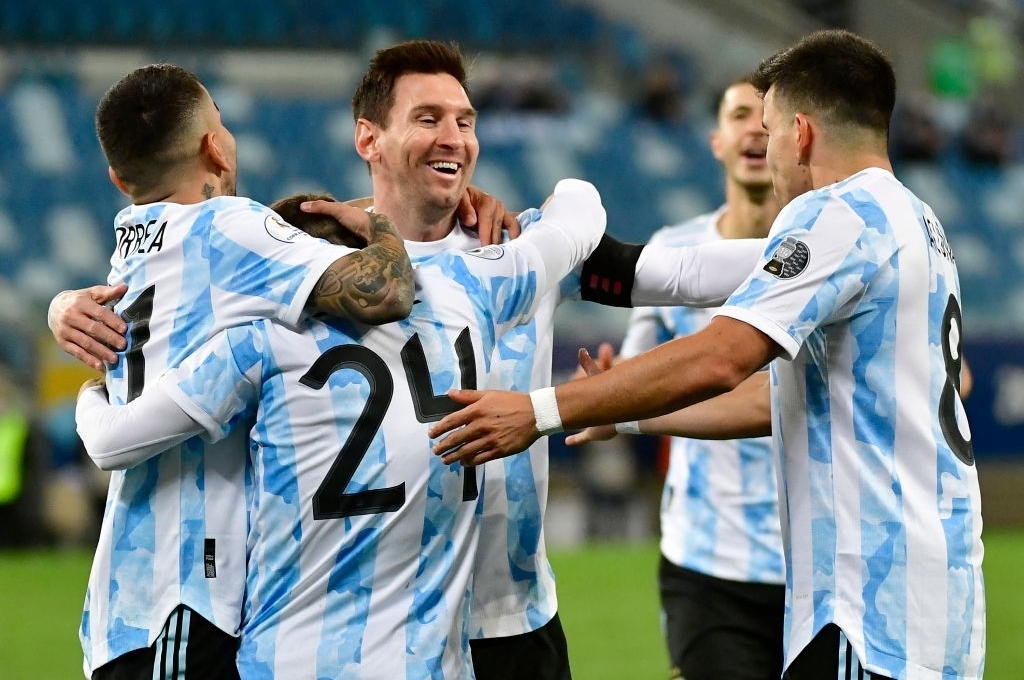 Messi tỏa sáng rực rỡ, Argentina đi tiếp với ngôi đầu bảng A